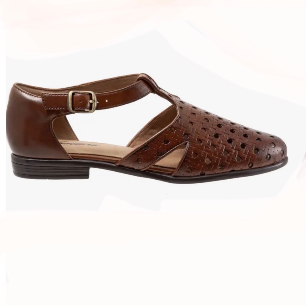 Trotters Leatha Open Weave Skimmer Flat -7.5 Narrow